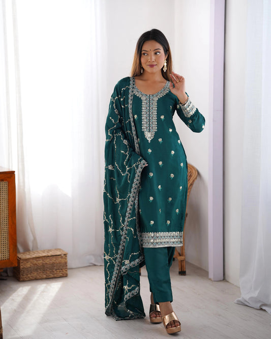 Ensemble Salwar Kameez bleu canard en soie chinon avec délicate broderie et sequins