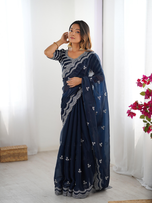 Sari de fête bleu marine scintillant avec broderies et sequins