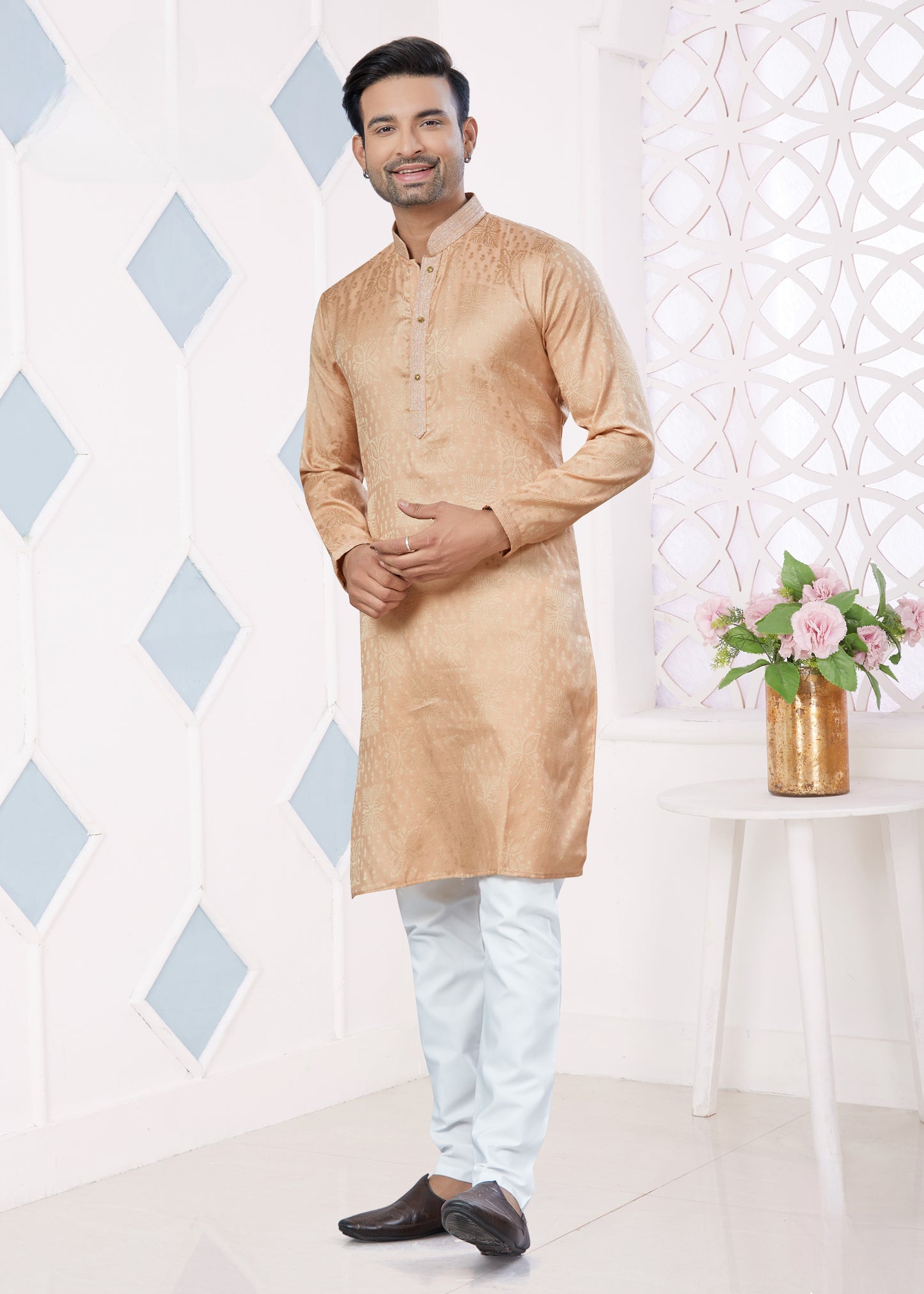 Ensemble Kurta orange pâle avec broderie Pintex en jacquard