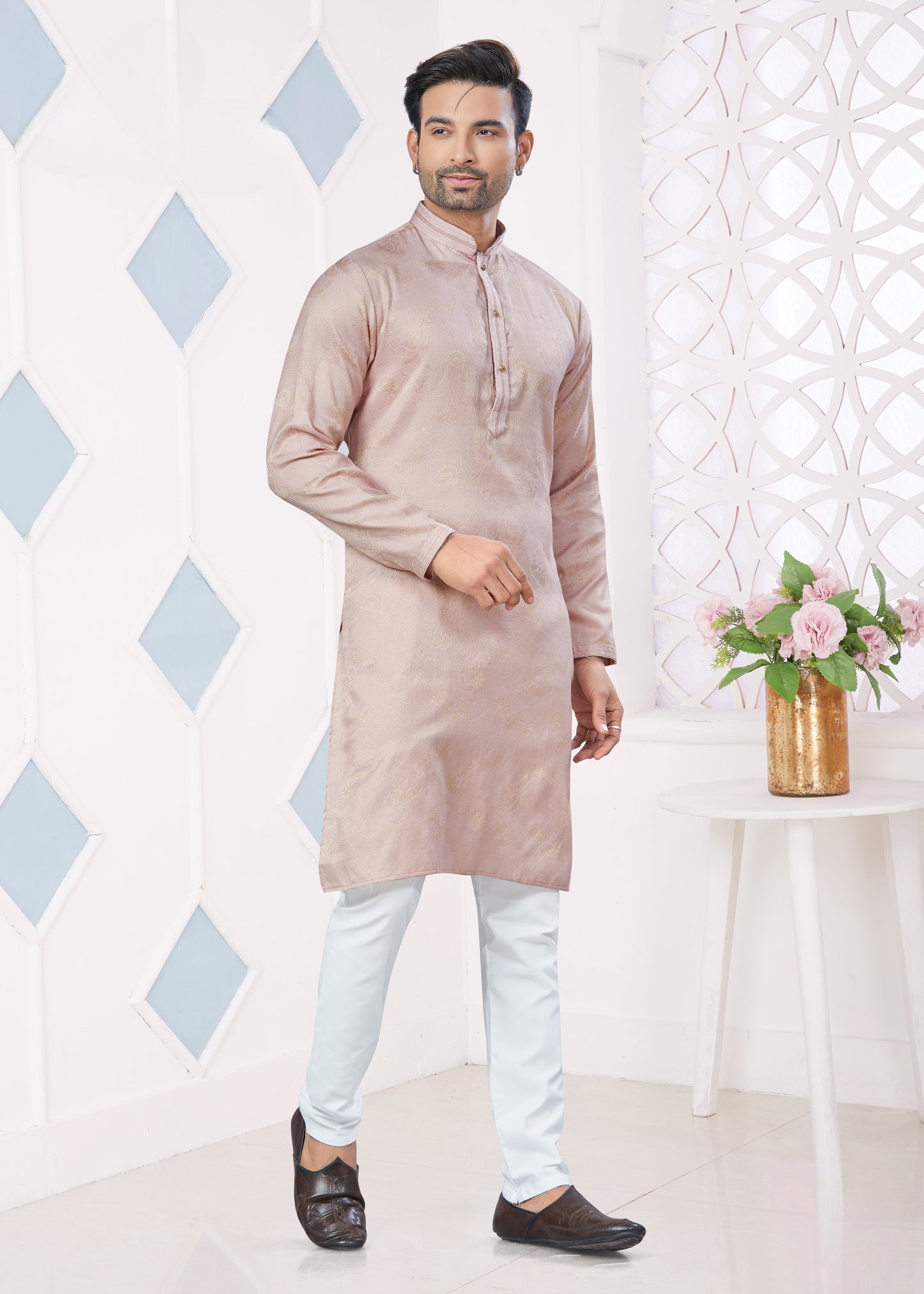 Ensemble Kurta rose pâle saumon avec broderie Pintex en jacquard