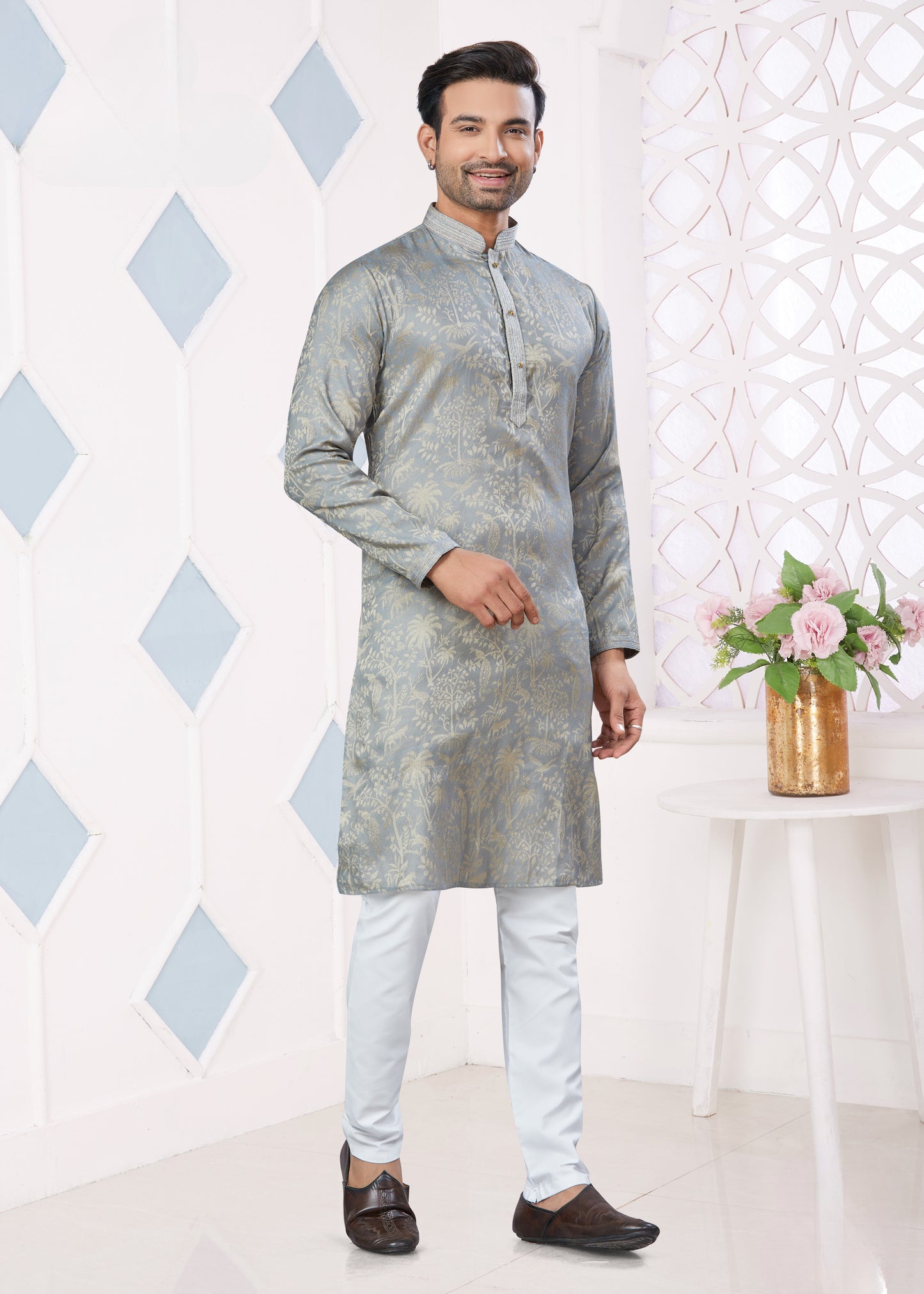 Ensemble Kurta gris clair avec broderie Pintex en jacquard