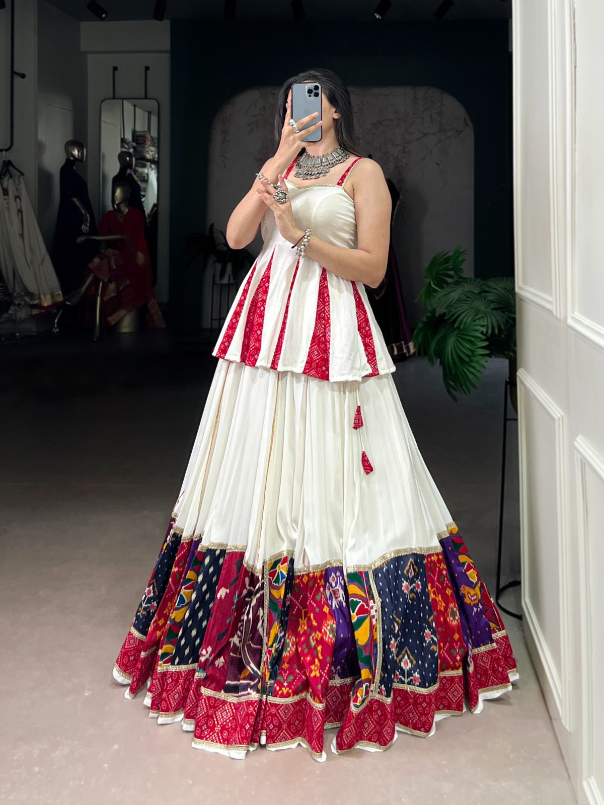 Eleganter rosa-grauer Braut-Lehenga mit Zarkan-Stickerei und Pailletten