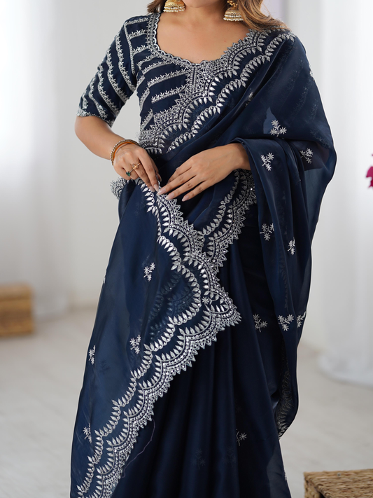 Sari de fête bleu marine scintillant avec broderies et sequins