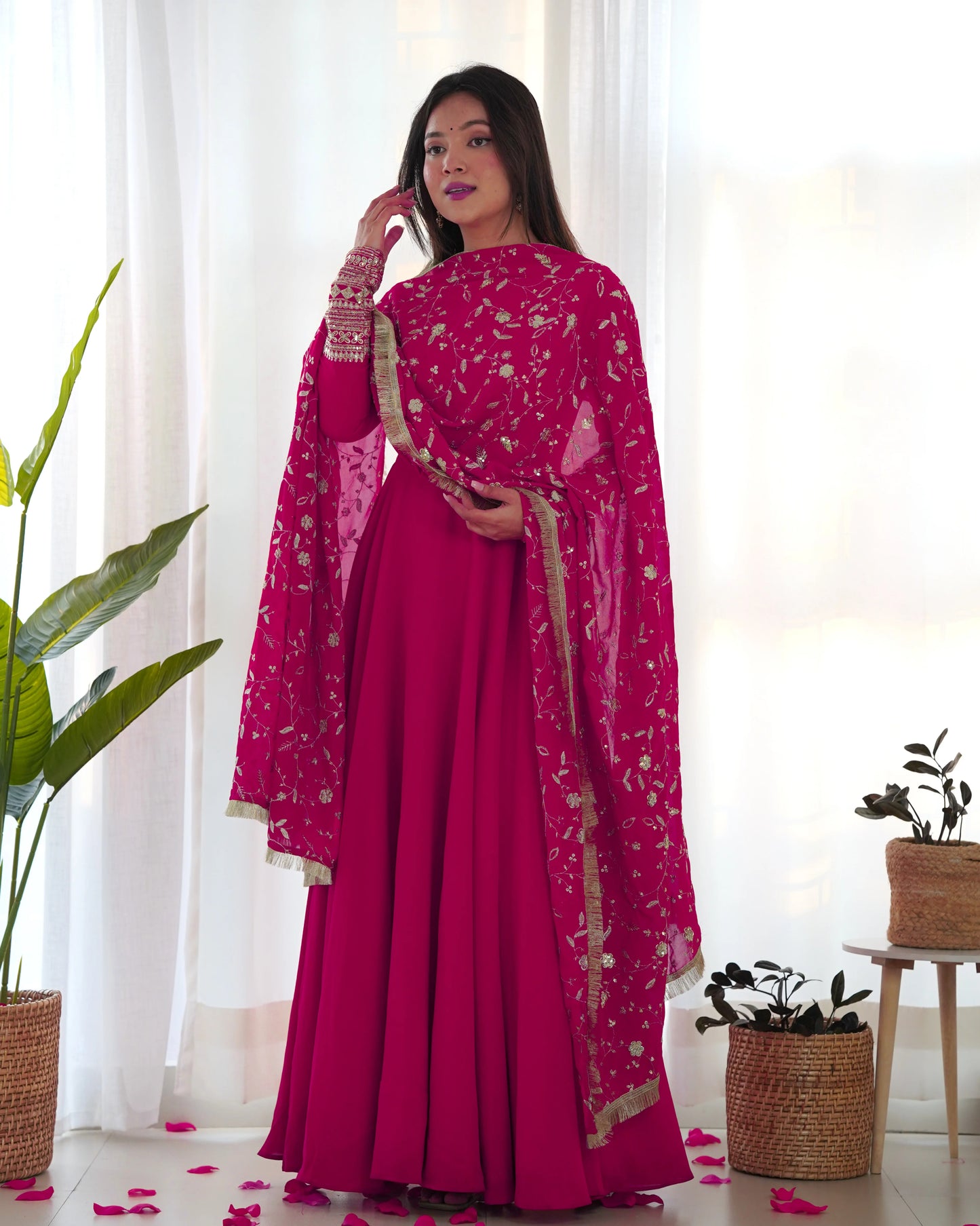 Romantisches Maxi-Anarkali-Kleid-Set in Fuchsia mit Stickerei