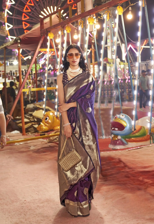 Sari en soie tissée à la main couleur violet foncé avec art tissé à la main