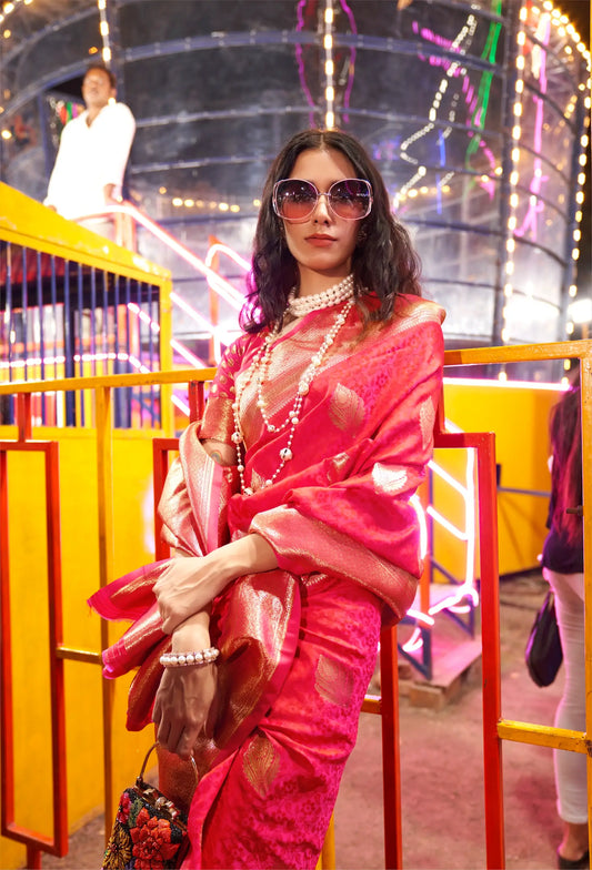 Sari en Soie Rouge Tissé à la Main avec Motifs Artisanaux
