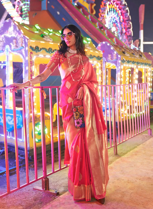 Sari en Soie Rouge Tissé à la Main avec Motifs Artisanaux