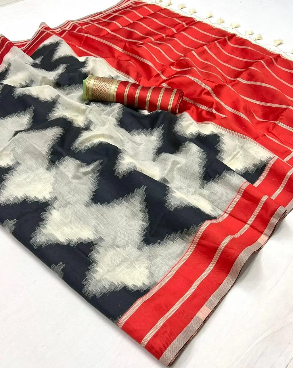 Cremefarbener handgesponnener Seidensari in Mal Spun (Malmal)