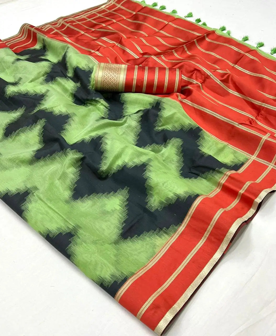 Pistaziengrüner Sari aus handgewebter Mal Spun (Malmal) Seide