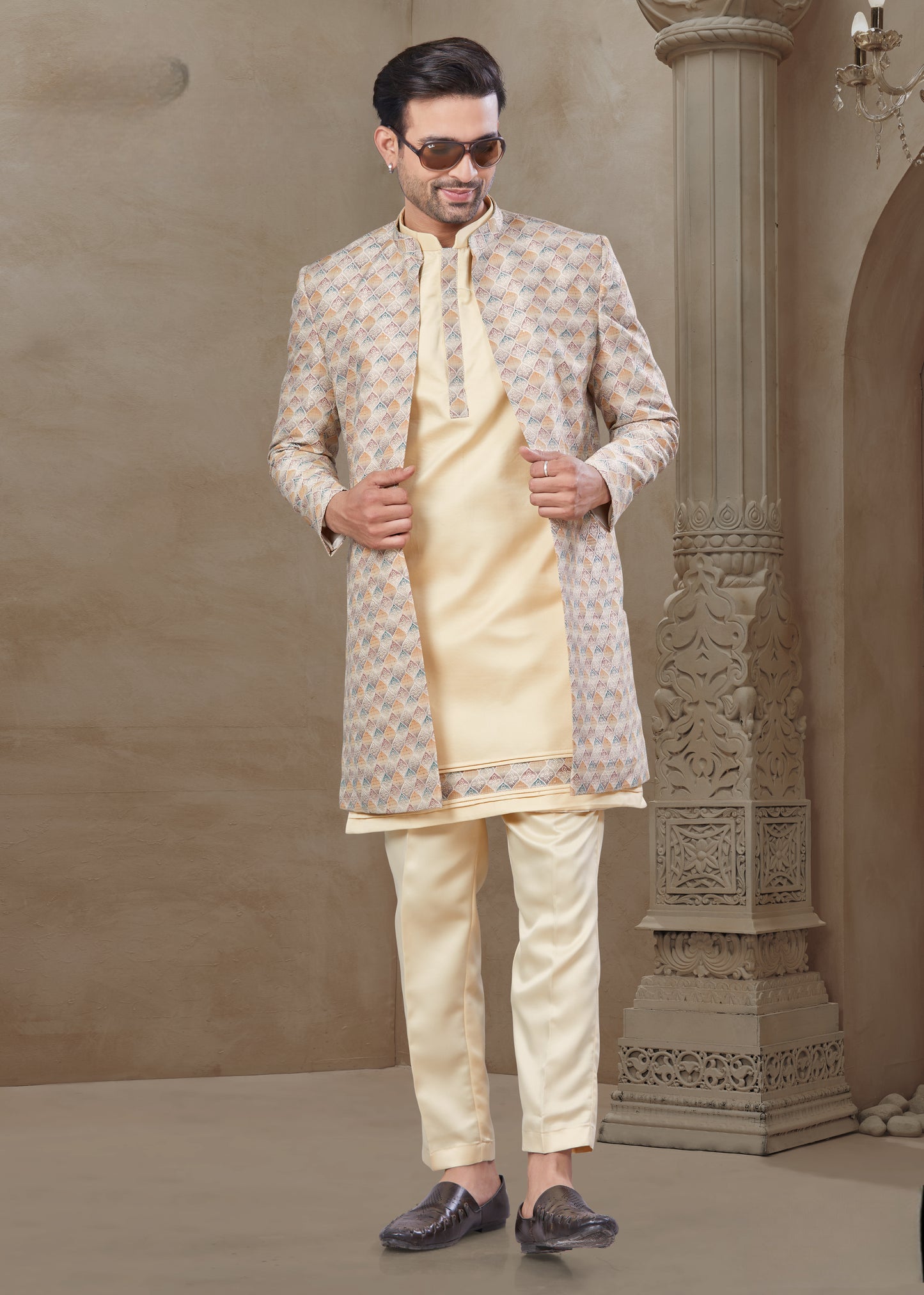 Ensemble Kurta jaune clair avec Veste Sophistiqué à motifs colorés
