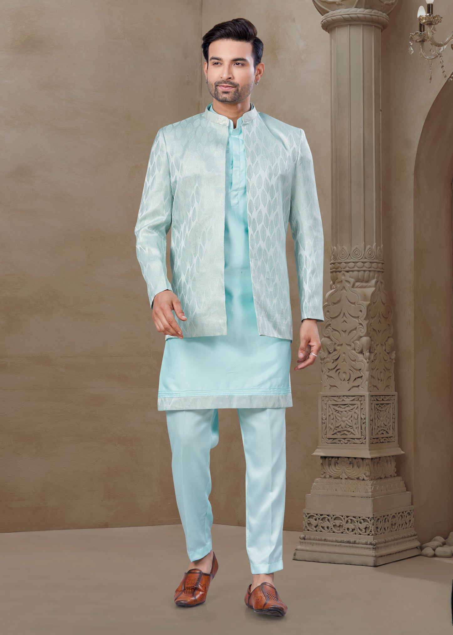 Ensemble Kurta bleu clair avec Veste Sophistiqué courte
