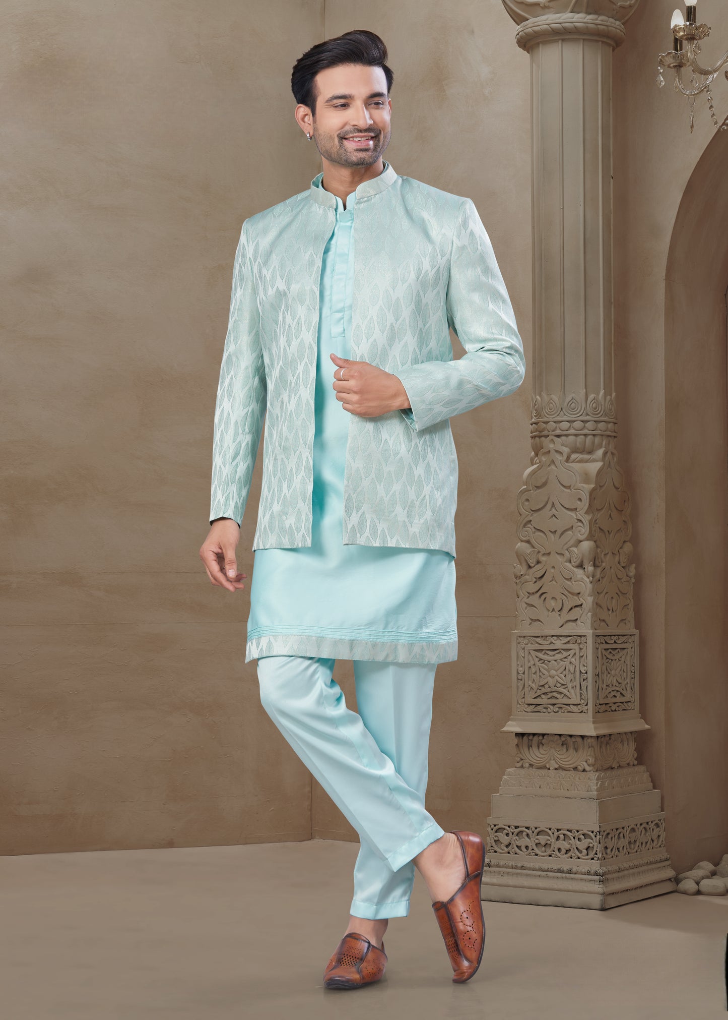 Ensemble Kurta bleu clair avec Veste Sophistiqué courte