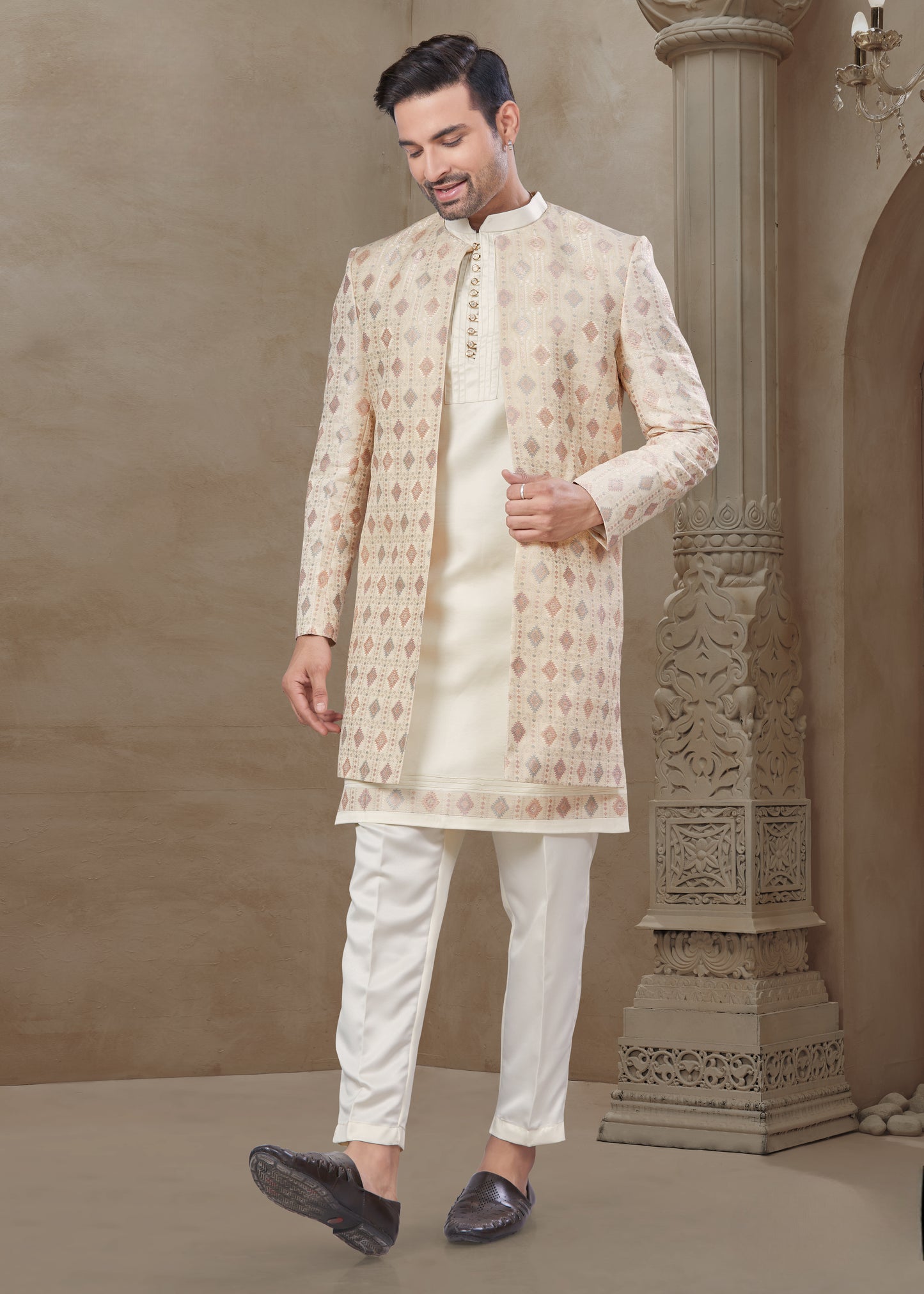 Ensemble Kurta beige avec Veste Sophistiqué à détails colorés clairs traditionnels mi-longue