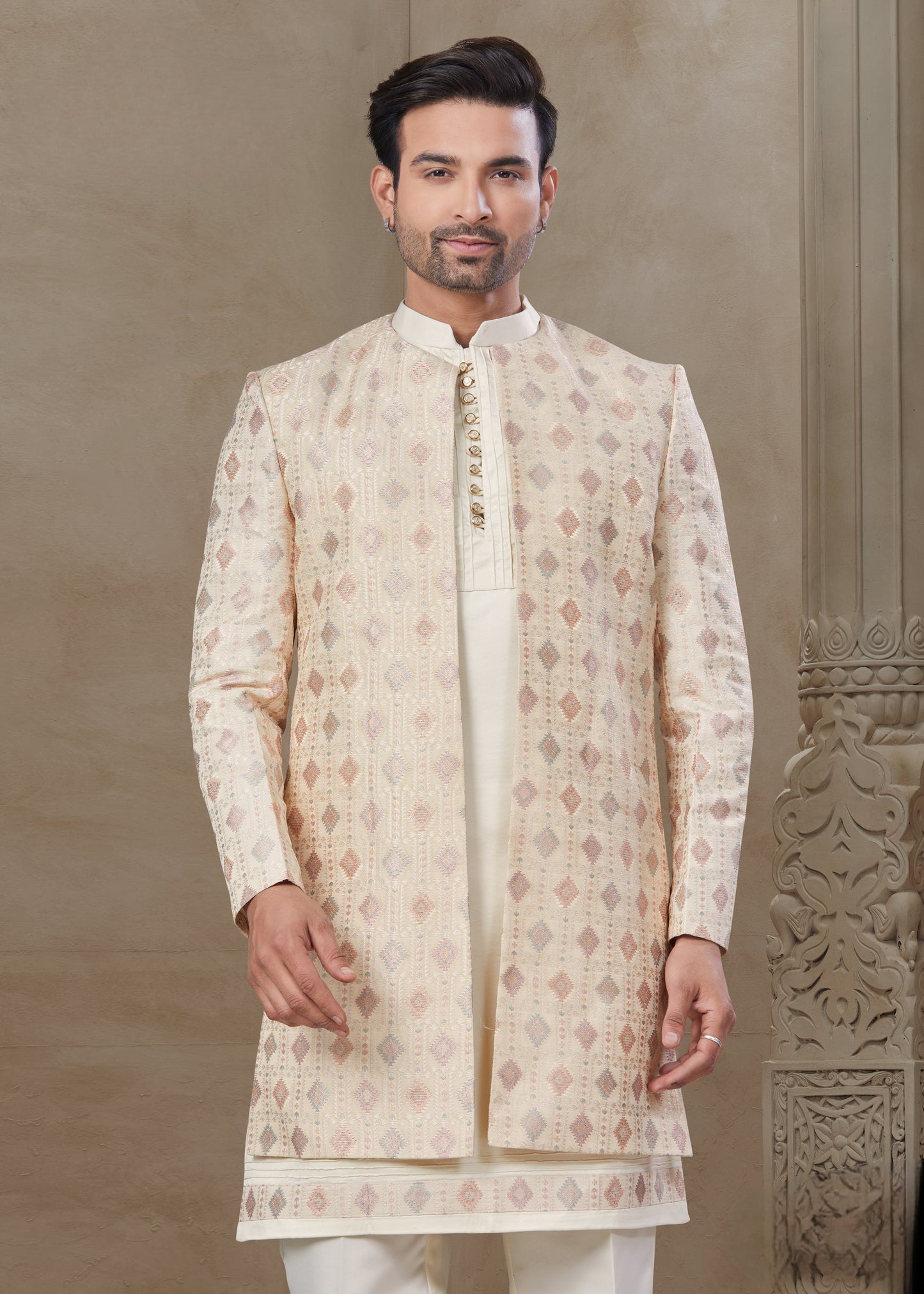 Ensemble Kurta beige avec Veste Sophistiqué à détails colorés clairs traditionnels mi-longue