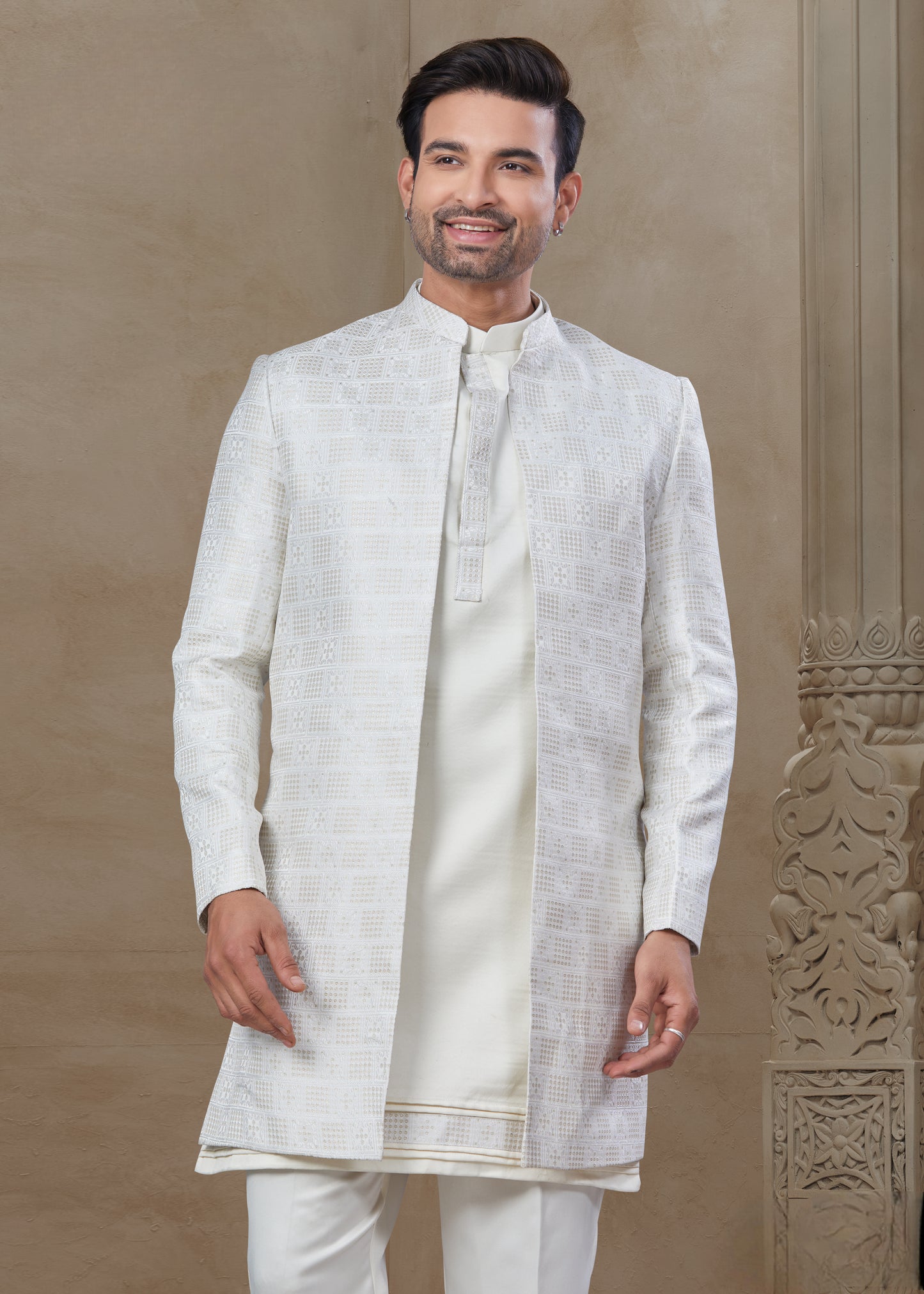 Ensemble Kurta blanc uni avec Veste Sophistiqué à détails géométriques bronzes mi-longue