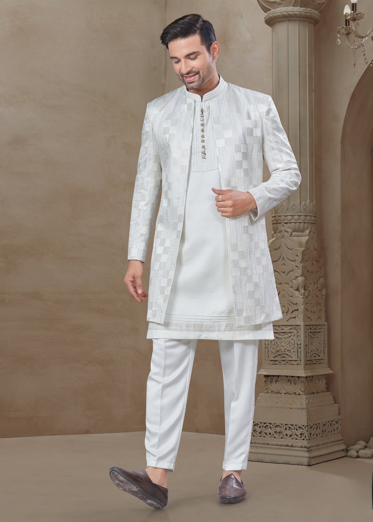 Ensemble Kurta blanc uni avec Veste Sophistiqué à détails géométriques mi-longue