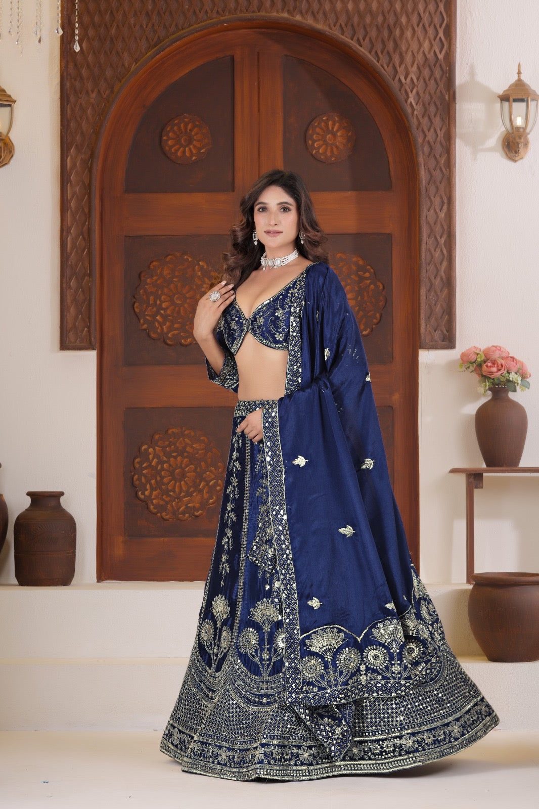 Lehenga bleu nuit scintillant en soie chinon et zari COLLECTION SANIYA
