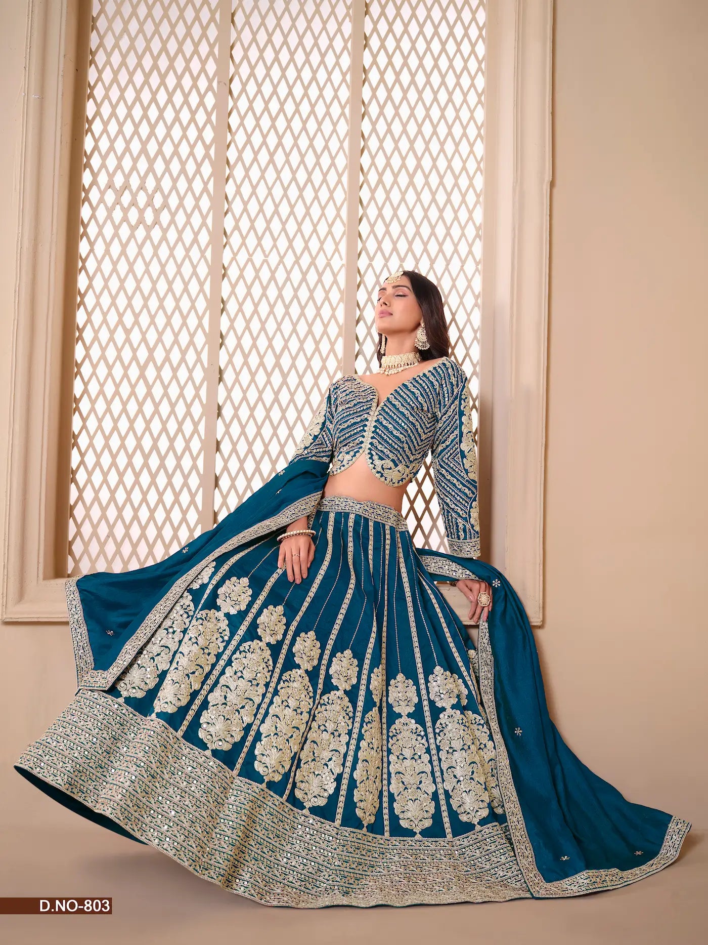 Blaugrün schimmerndes Lehenga Choli aus Kunstseide mit Fadenstickerei und Pailletten