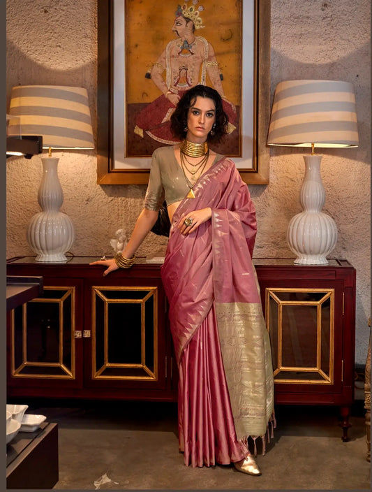 Sari rose en soie avec pallu Design à motif Ikkat contrastant