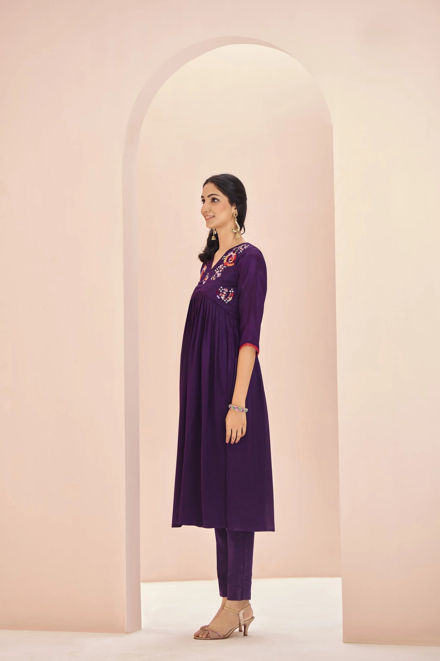 Salwar Suit en Organza Bordeaux avec Broderie à la Main