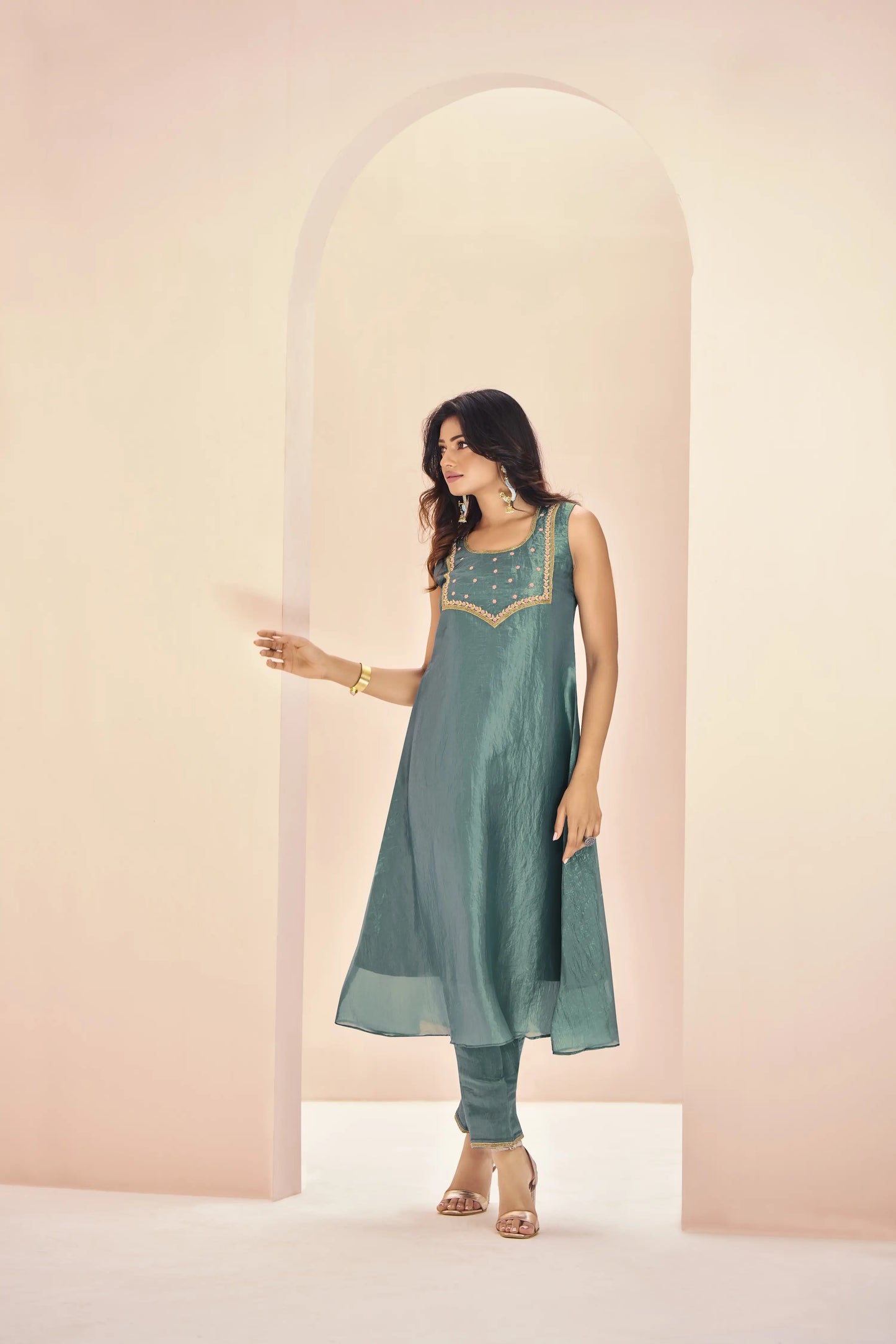 Salwar Suit en Organza Vert d'eau avec Broderie à la Main