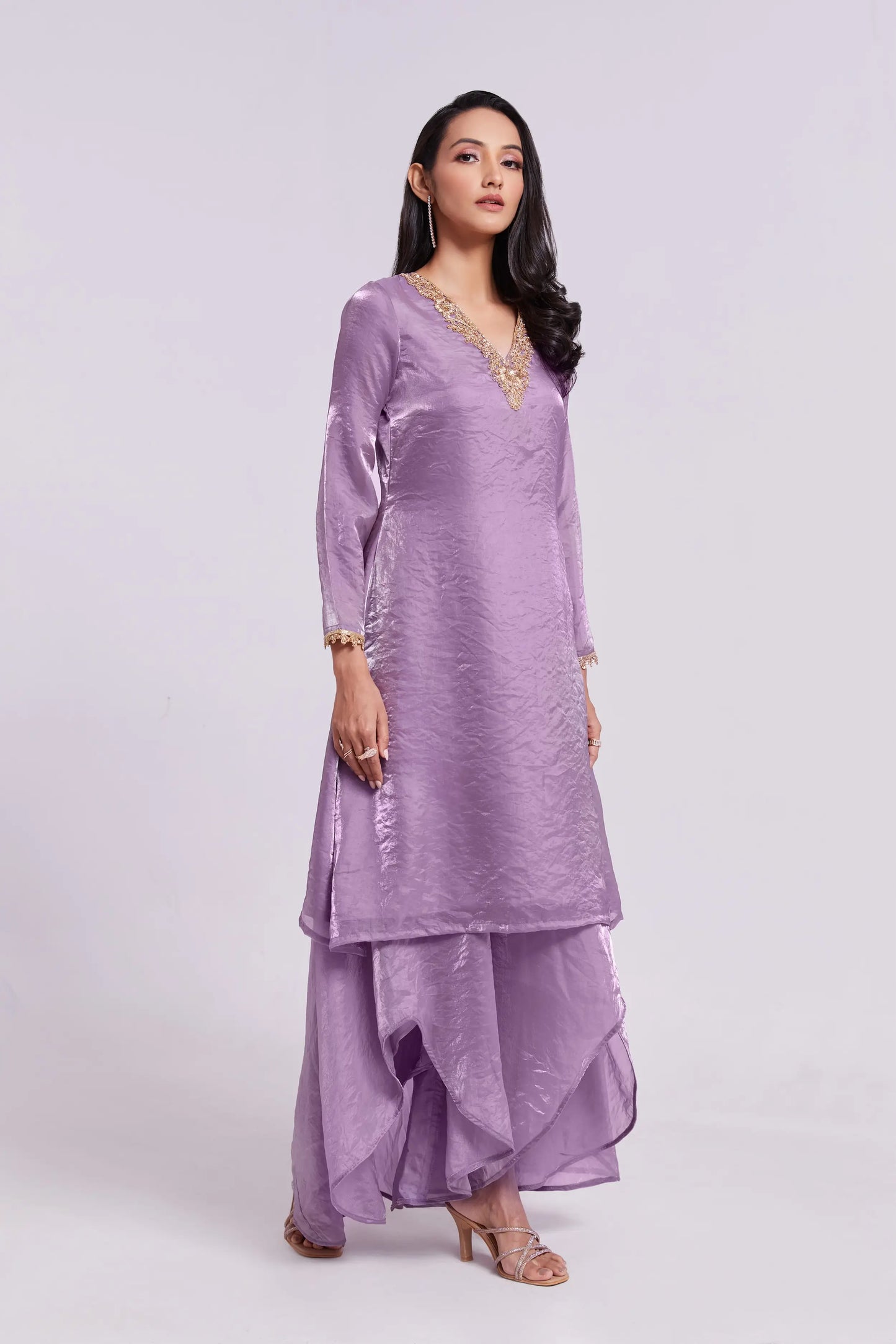 Salwar Anzug aus reinem lila Organza mit Handstickerei