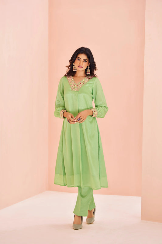 Ensemble Salwar Vert Pistache Chinon avec Broderie à la Main
