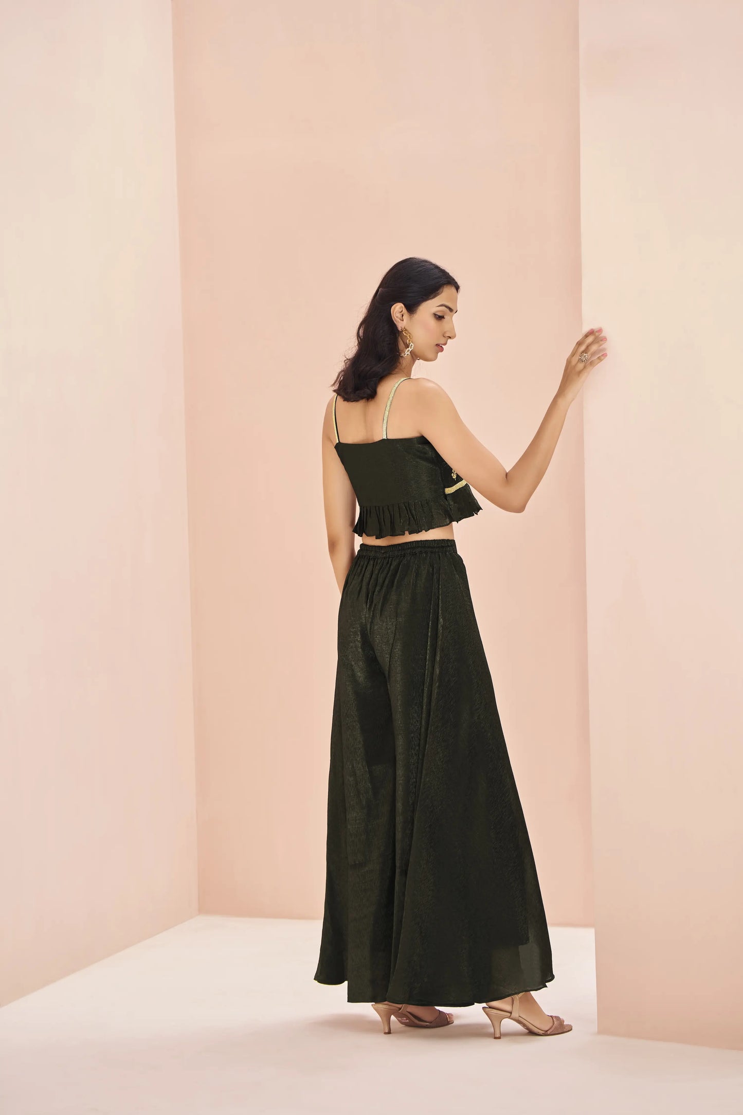 Schwarzes Crop-Top aus Kunstseide mit Handstickerei