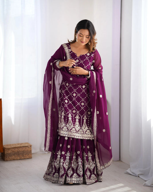 Ensemble Sharara violet foncé avec broderies, sequins en faux georgette