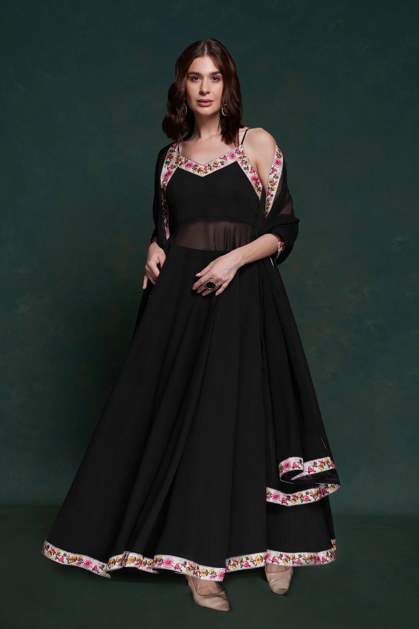 Schwarzer Georgette-Salwar-Anzug mit trendigem Dupatta