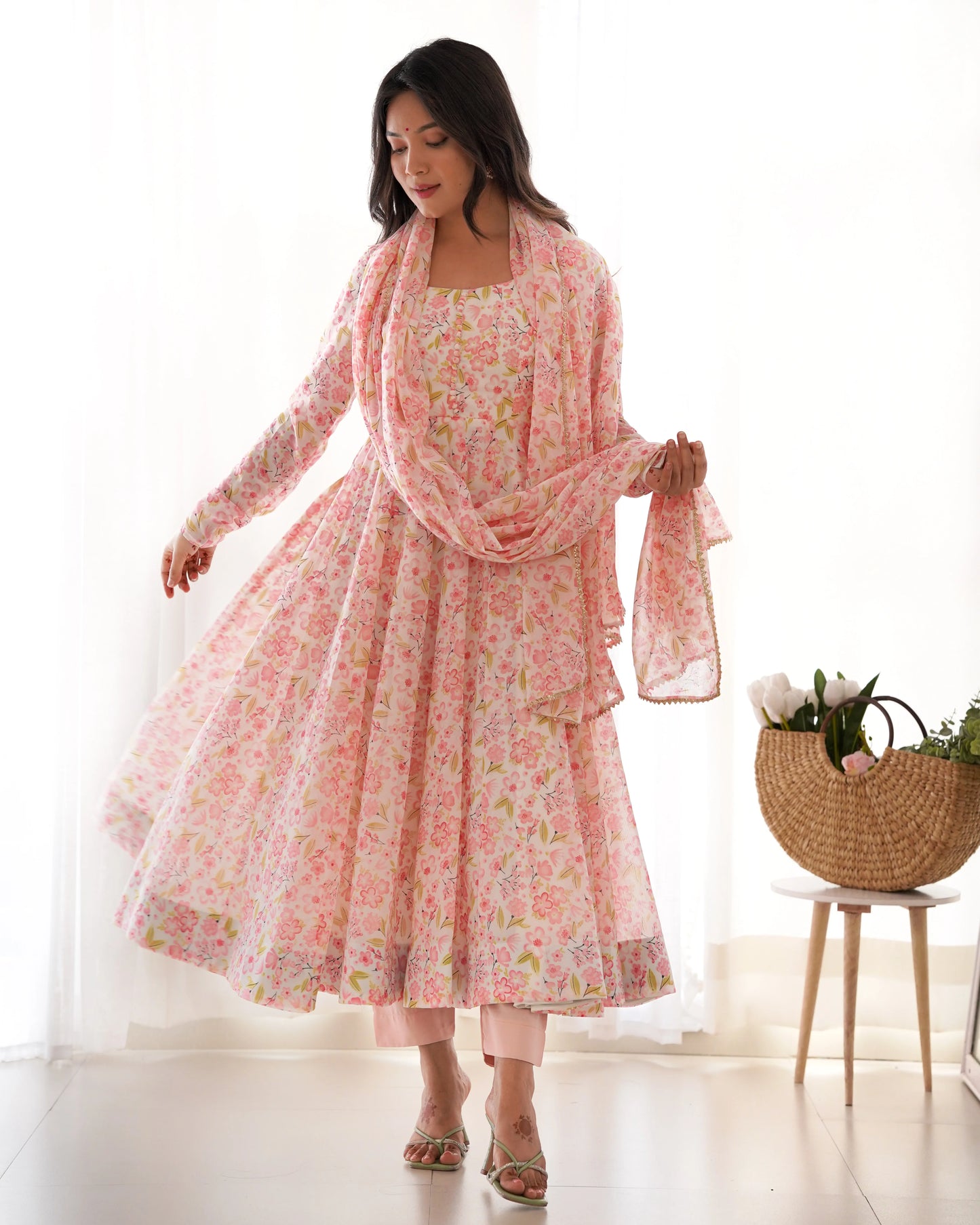 Hellorange-rosa geblümtes Anarkali-Kleid-Set