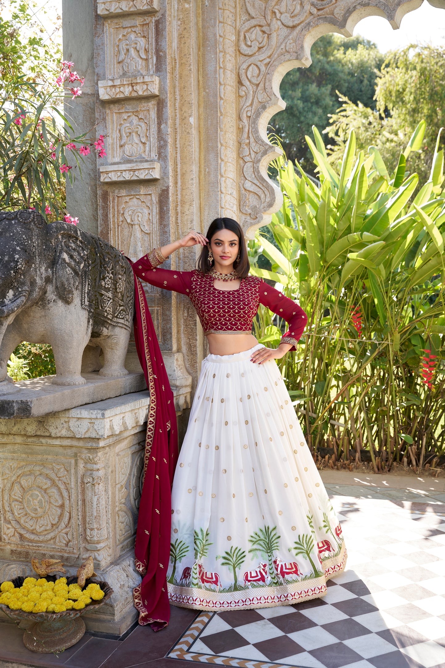 Rosa 3-teiliges Lehenga-Jacken-Set (Koti) mit Stickdetails