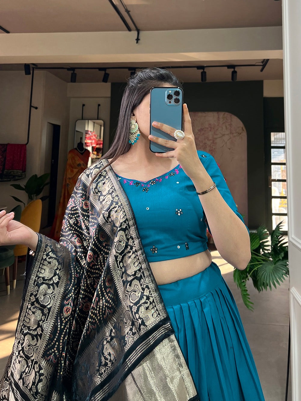 Eleganter rosa-grauer Braut-Lehenga mit Zarkan-Stickerei und Pailletten