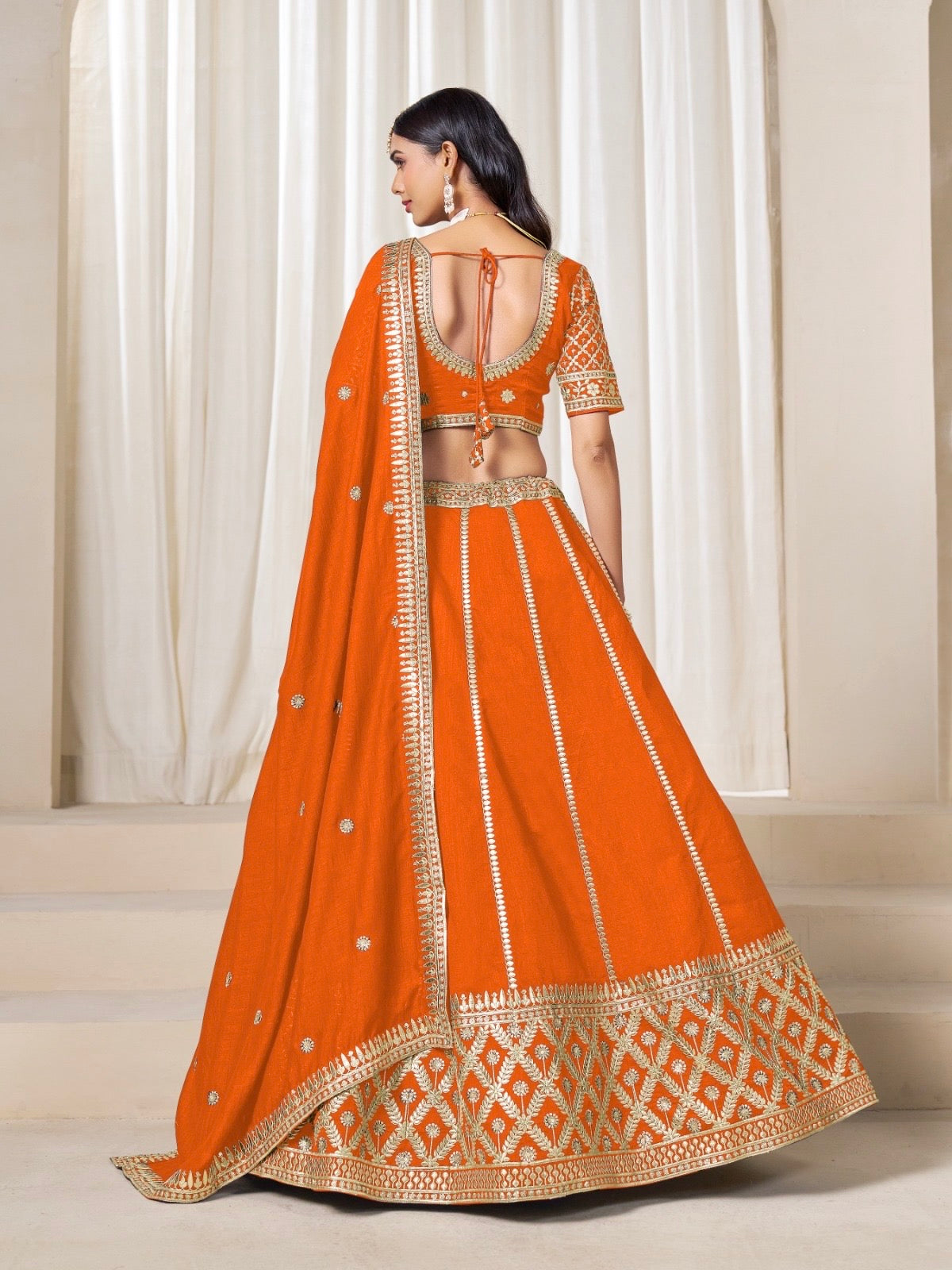 Eleganter rosa-grauer Braut-Lehenga mit Zarkan-Stickerei und Pailletten