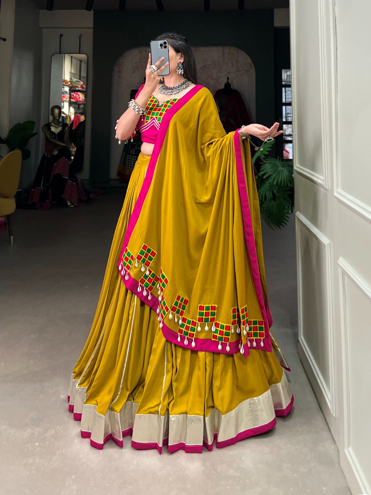 Eleganter rosa-grauer Braut-Lehenga mit Zarkan-Stickerei und Pailletten