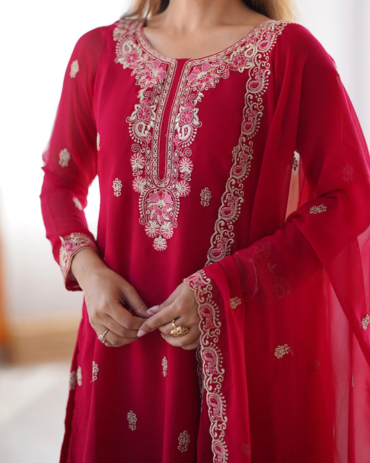 Ensemble Salwar Kameez rouge en faux georgette avec sequins délicats