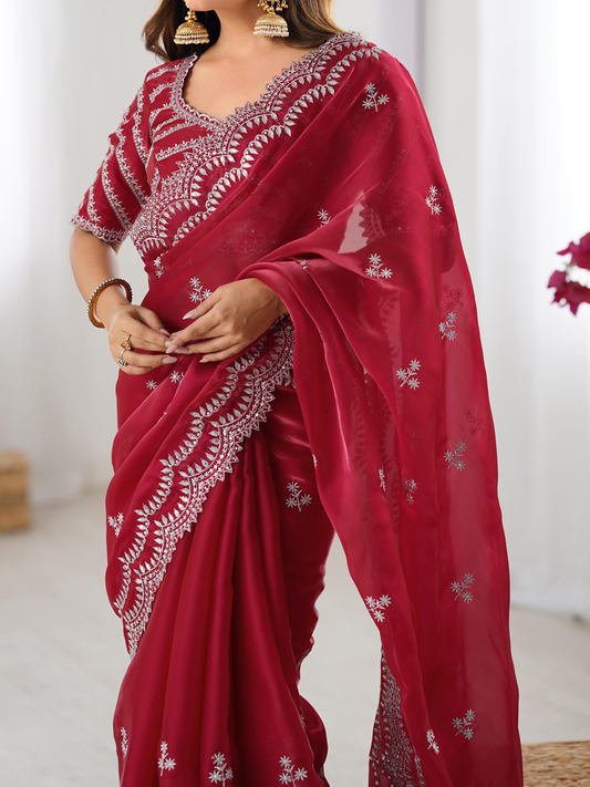 Sari de fête rouge scintillant avec broderies et sequins