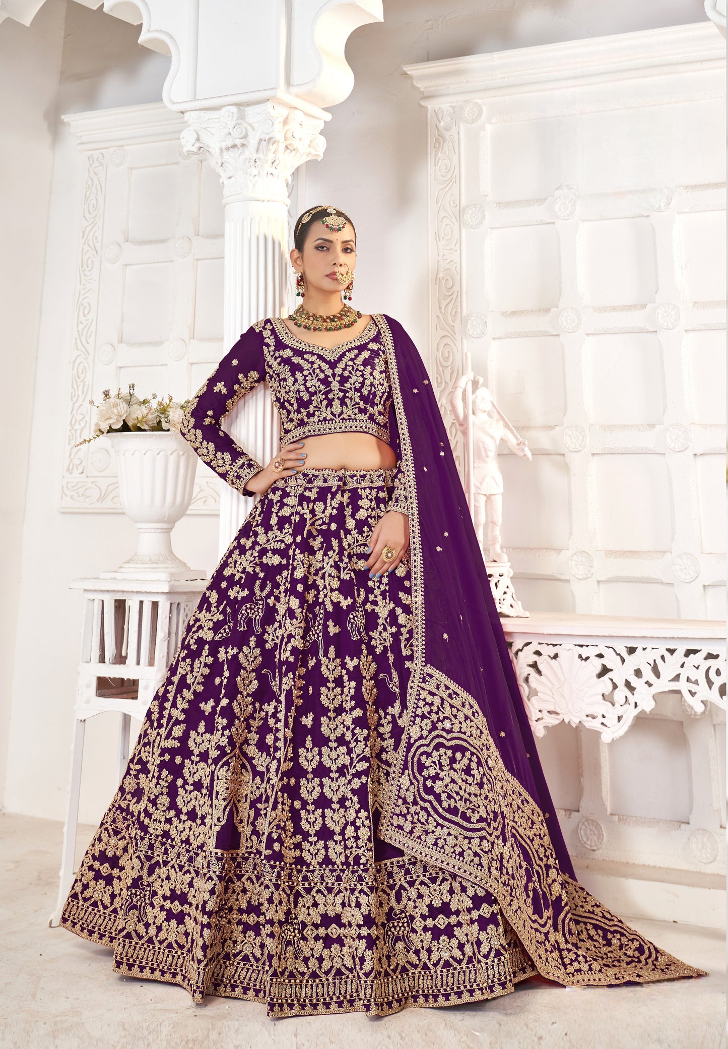 Eleganter rosa-grauer Braut-Lehenga mit Zarkan-Stickerei und Pailletten