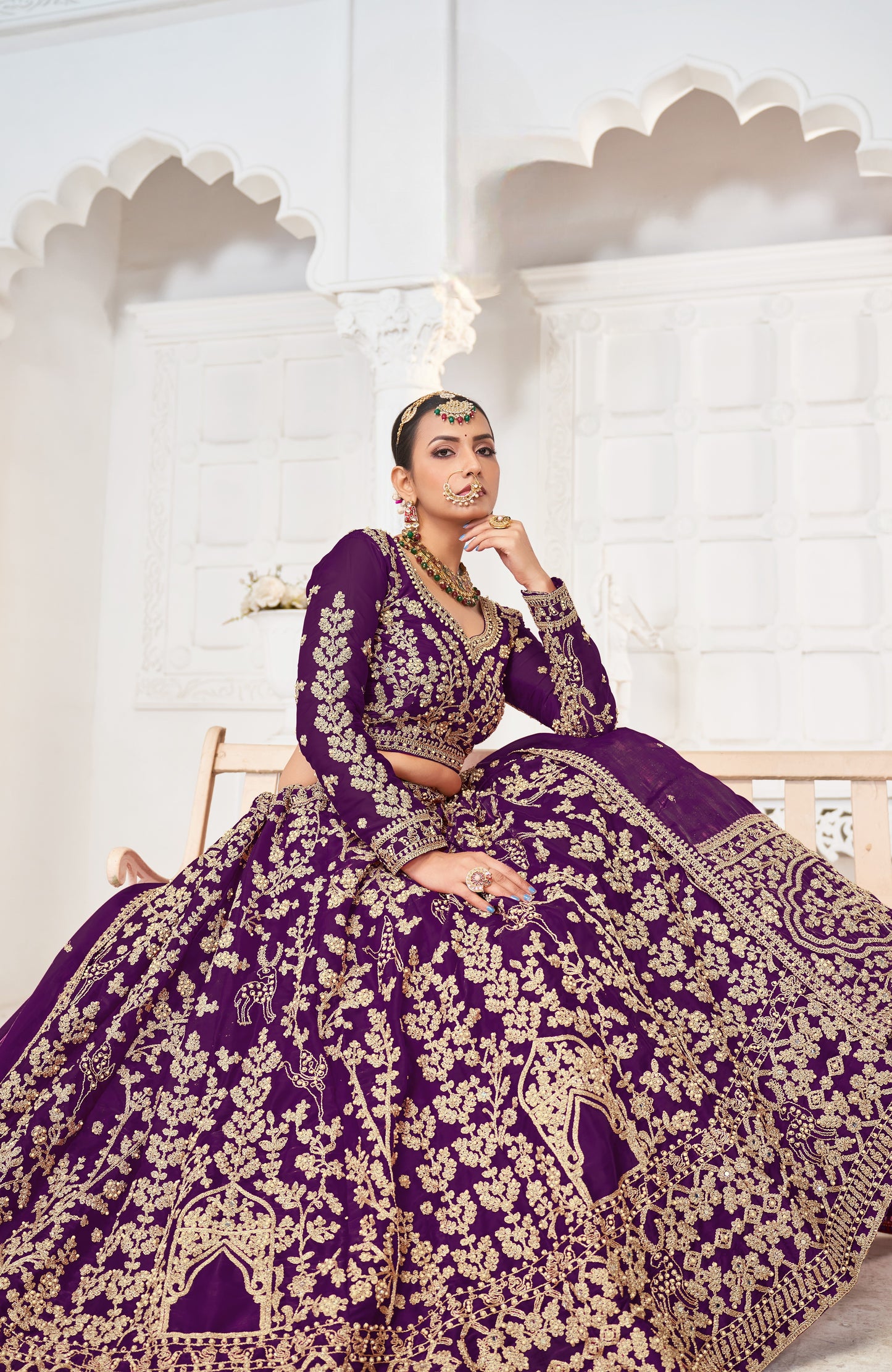 Eleganter rosa-grauer Braut-Lehenga mit Zarkan-Stickerei und Pailletten