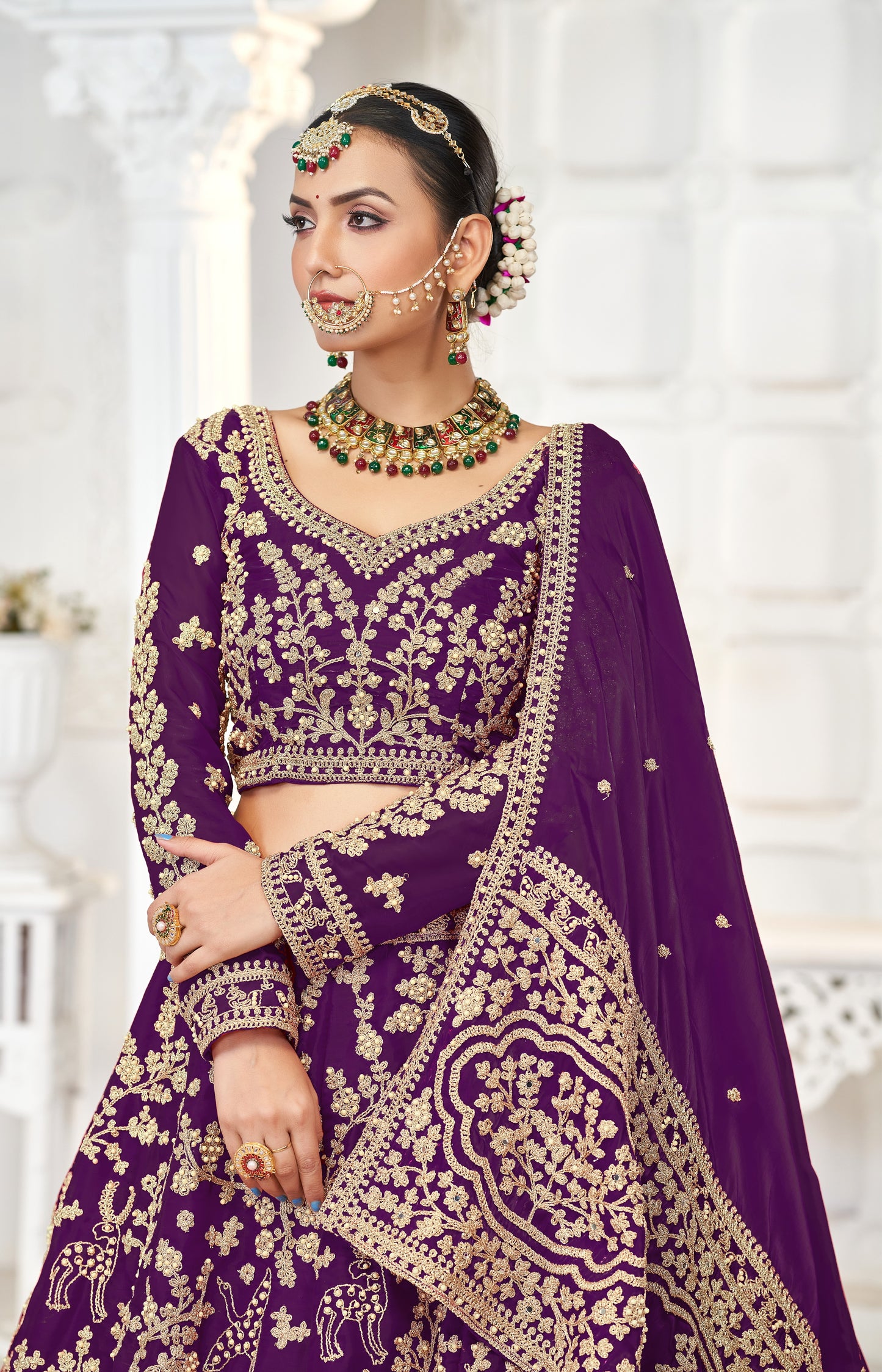 Eleganter rosa-grauer Braut-Lehenga mit Zarkan-Stickerei und Pailletten