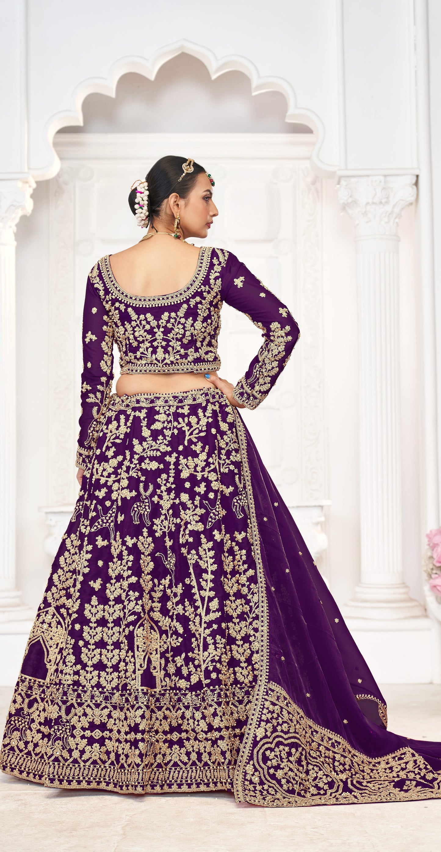 Eleganter rosa-grauer Braut-Lehenga mit Zarkan-Stickerei und Pailletten