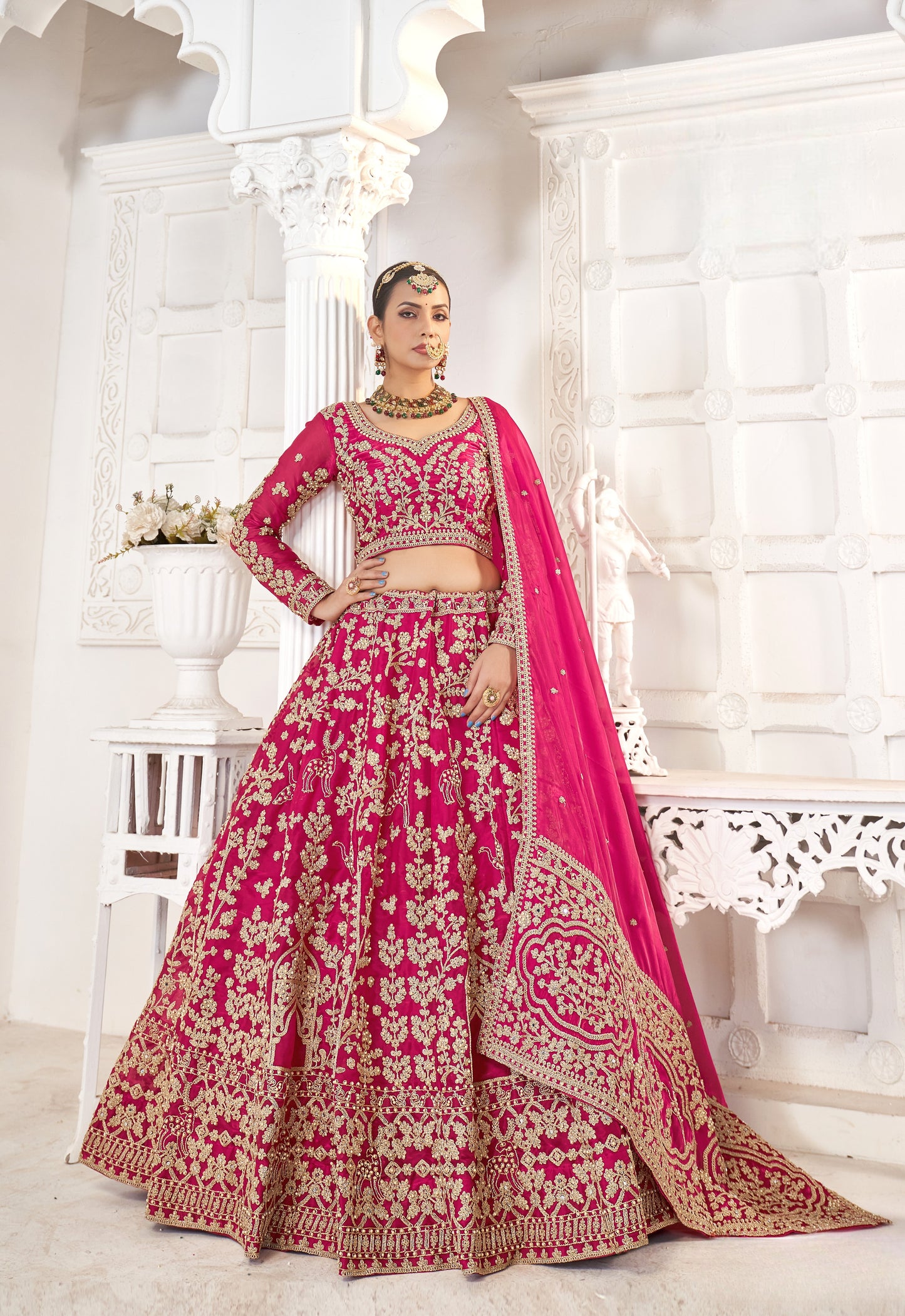 Eleganter rosa-grauer Braut-Lehenga mit Zarkan-Stickerei und Pailletten