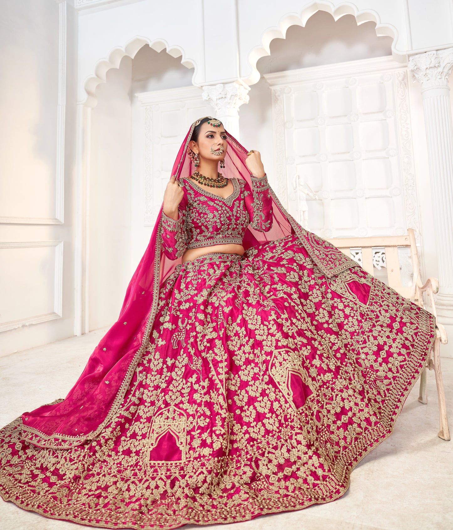 Eleganter rosa-grauer Braut-Lehenga mit Zarkan-Stickerei und Pailletten