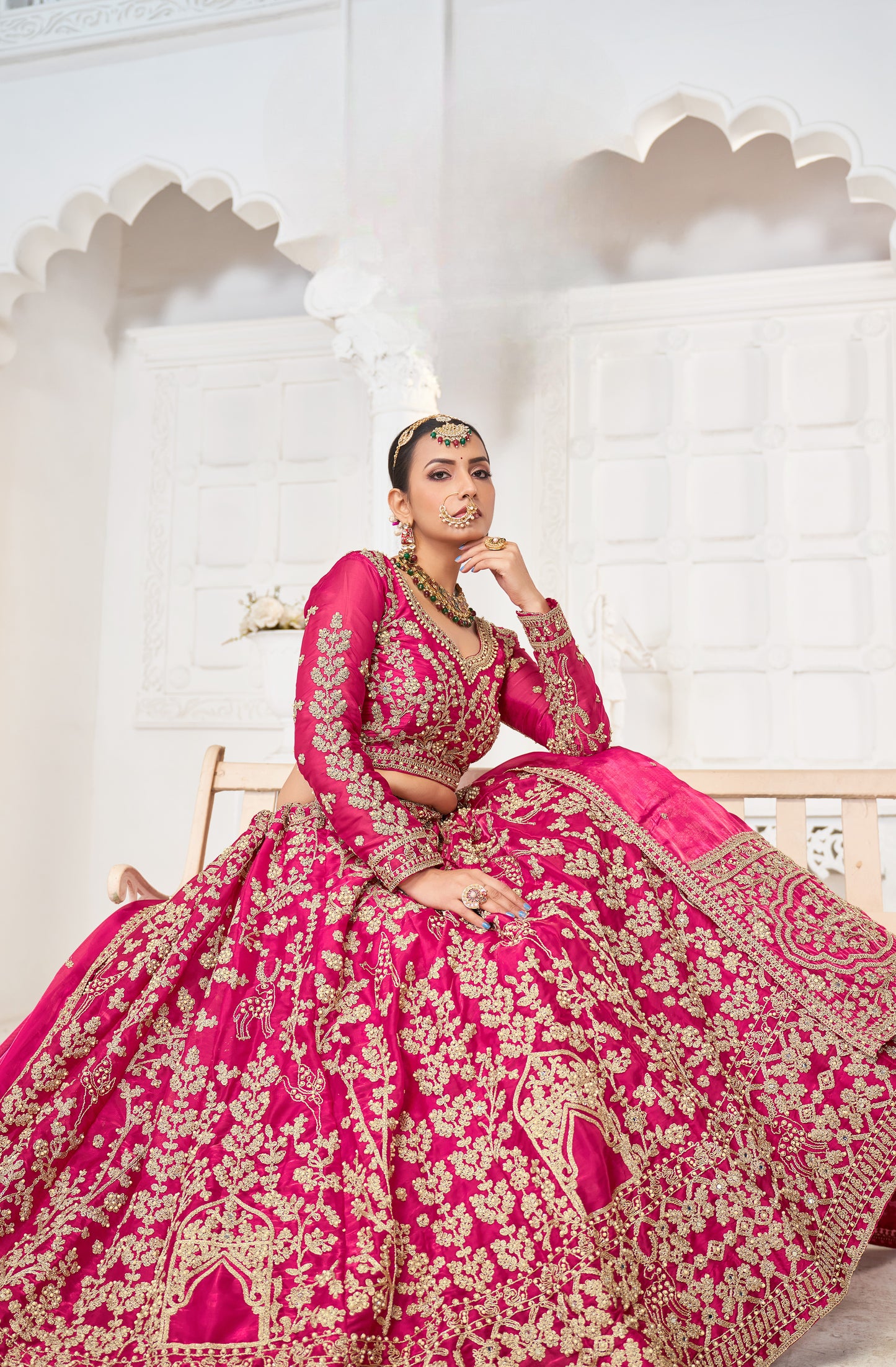 Eleganter rosa-grauer Braut-Lehenga mit Zarkan-Stickerei und Pailletten