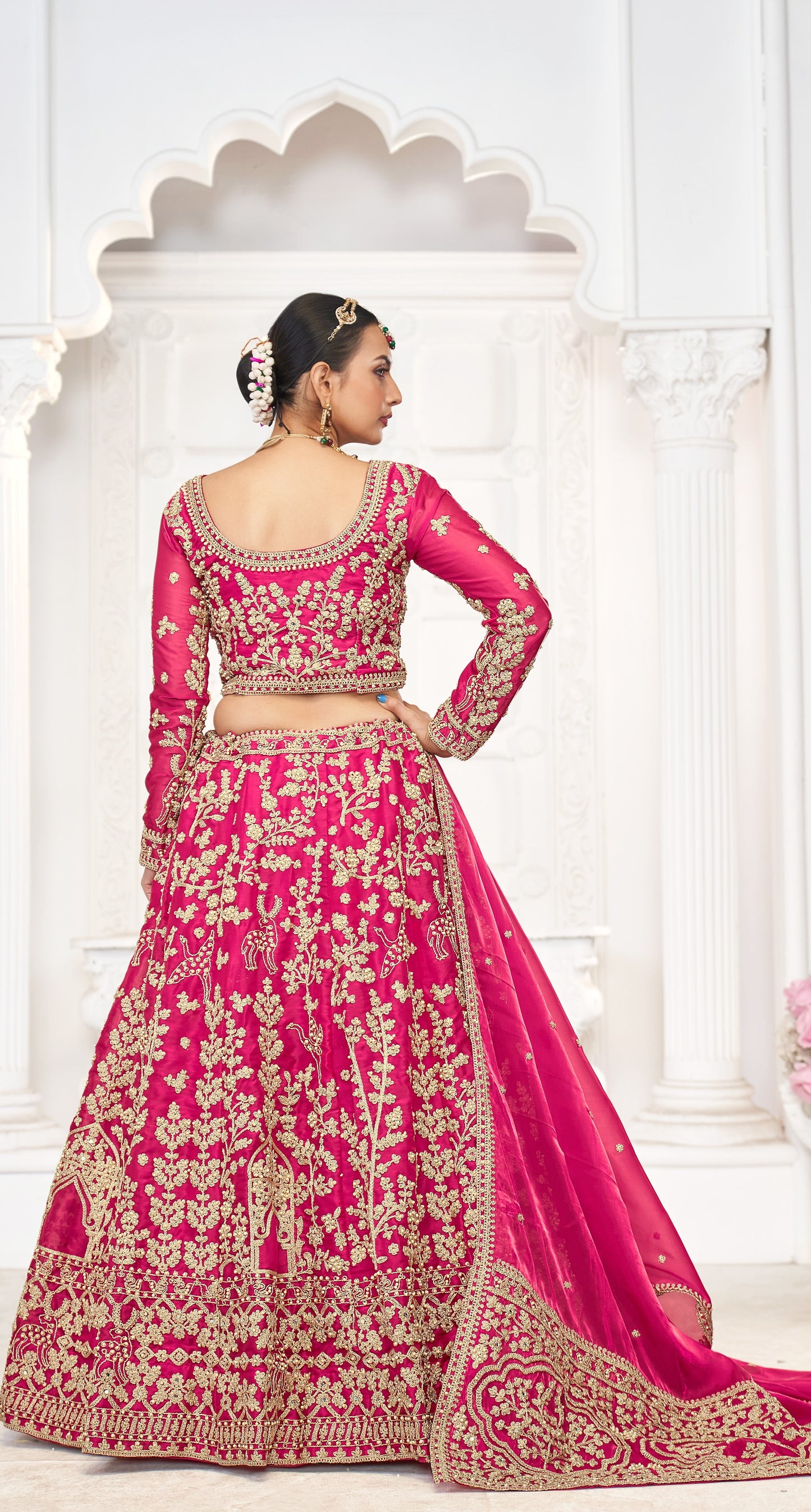 Eleganter rosa-grauer Braut-Lehenga mit Zarkan-Stickerei und Pailletten