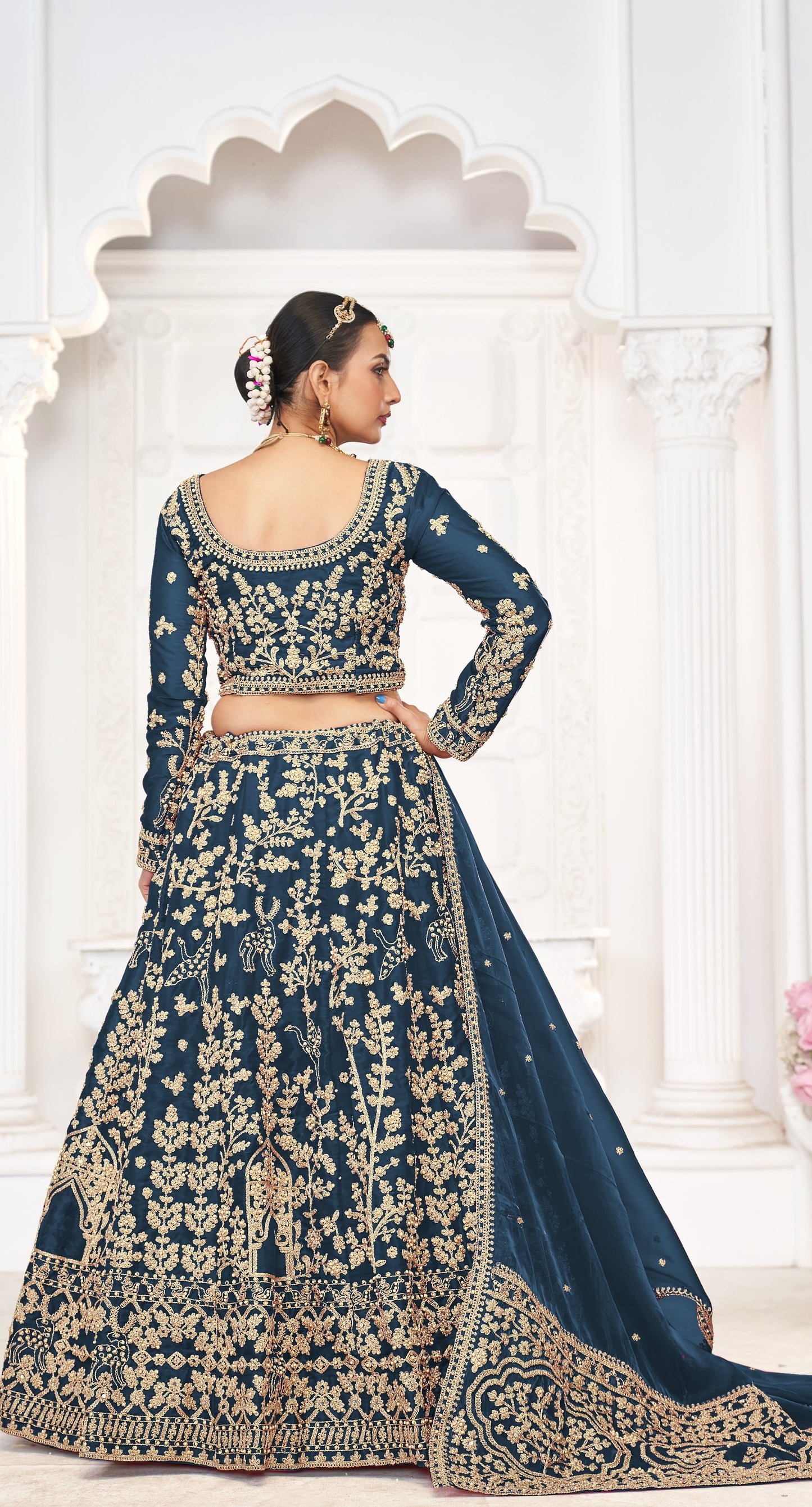 Eleganter rosa-grauer Braut-Lehenga mit Zarkan-Stickerei und Pailletten