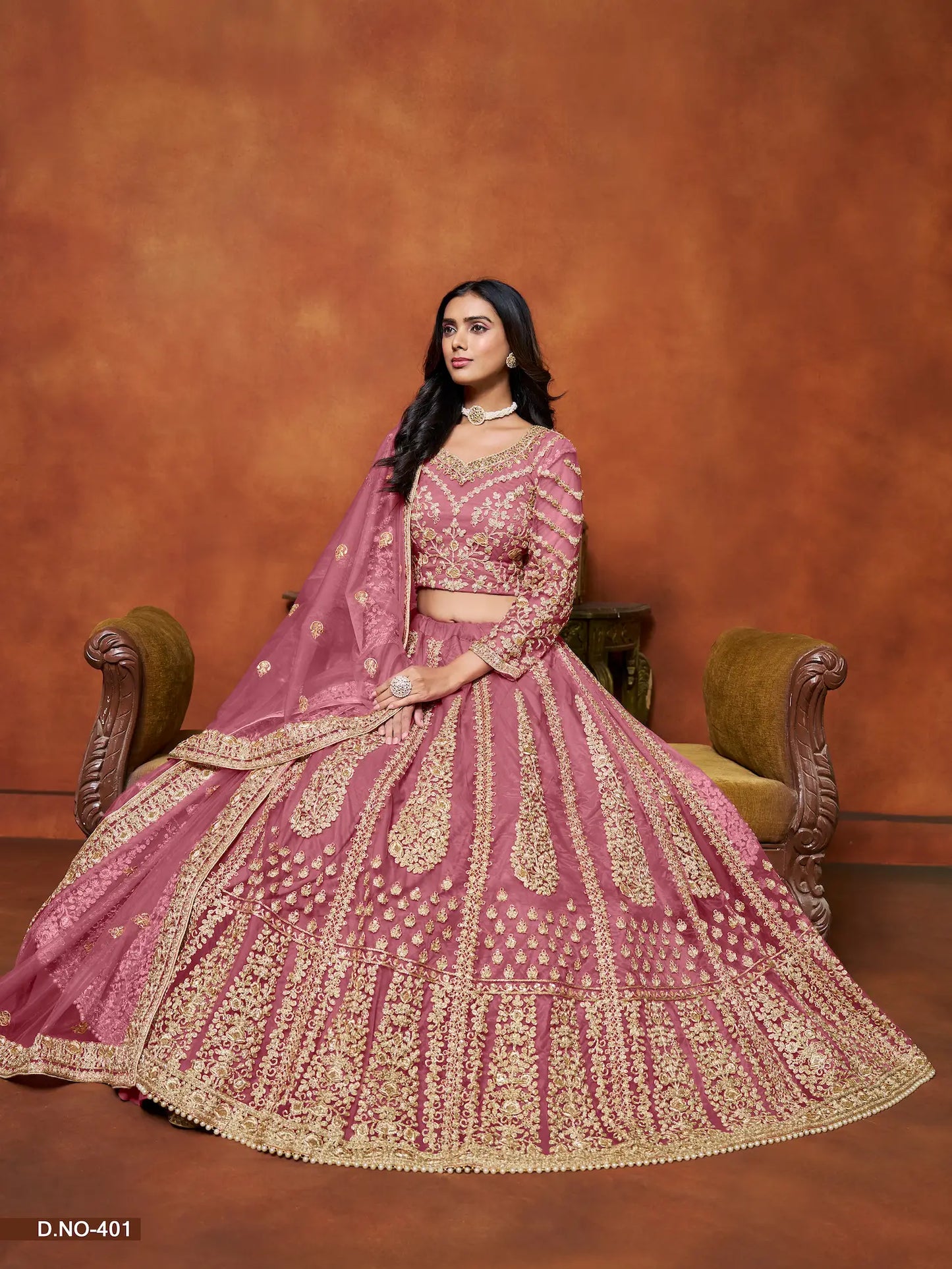 Hellrosa Netz-Lehenga-Choli mit Faden- und Paillettenstickerei