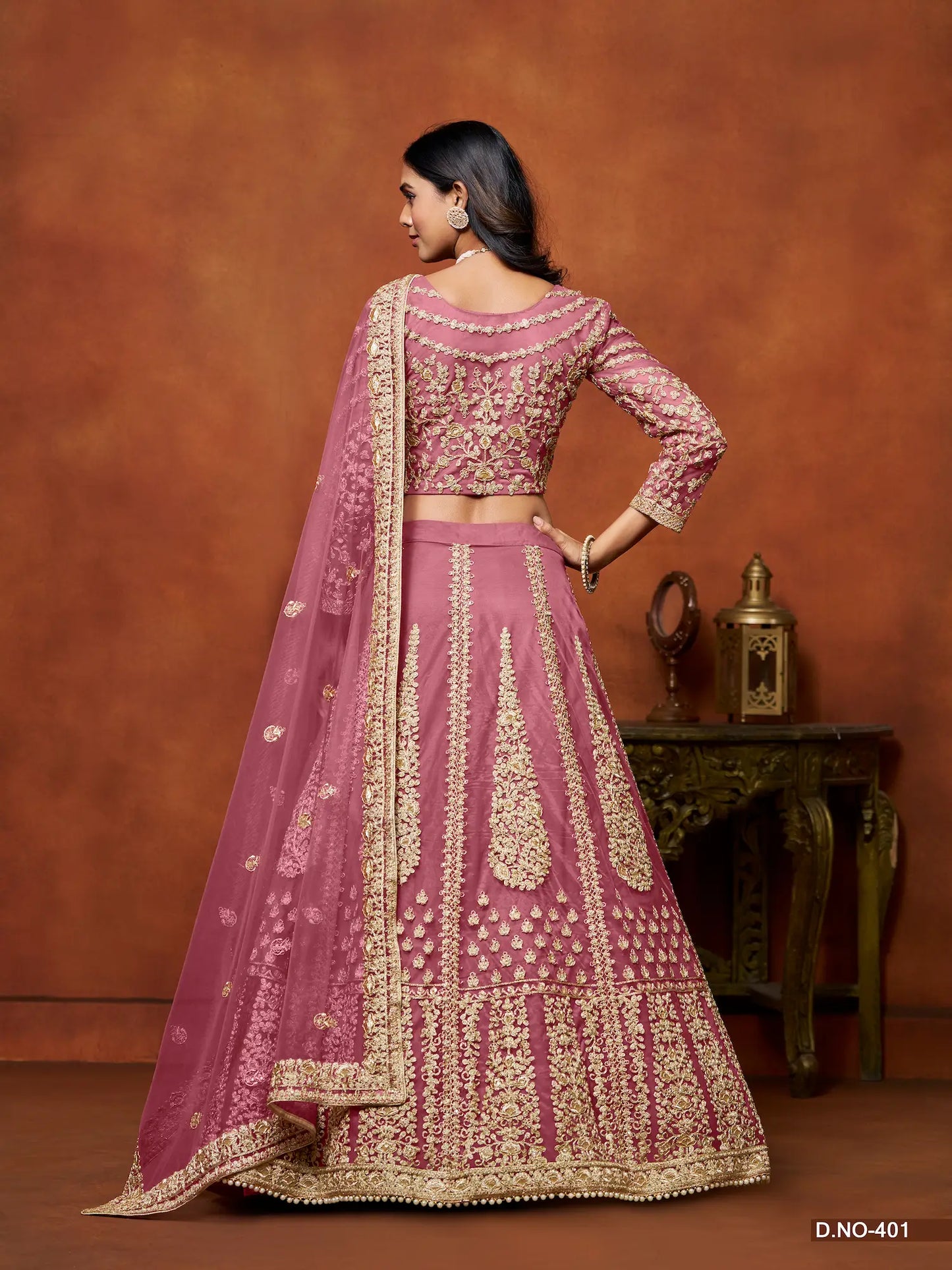 Hellrosa Netz-Lehenga-Choli mit Faden- und Paillettenstickerei