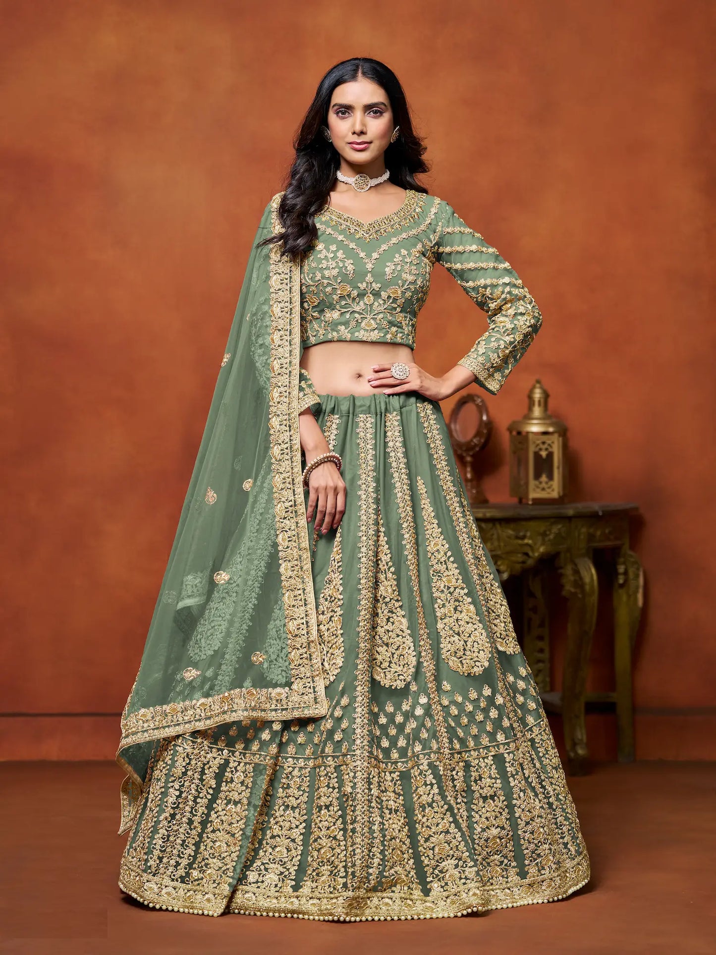 Pistaziengrünes Netz-Lehenga-Choli mit Faden- und Paillettenstickerei