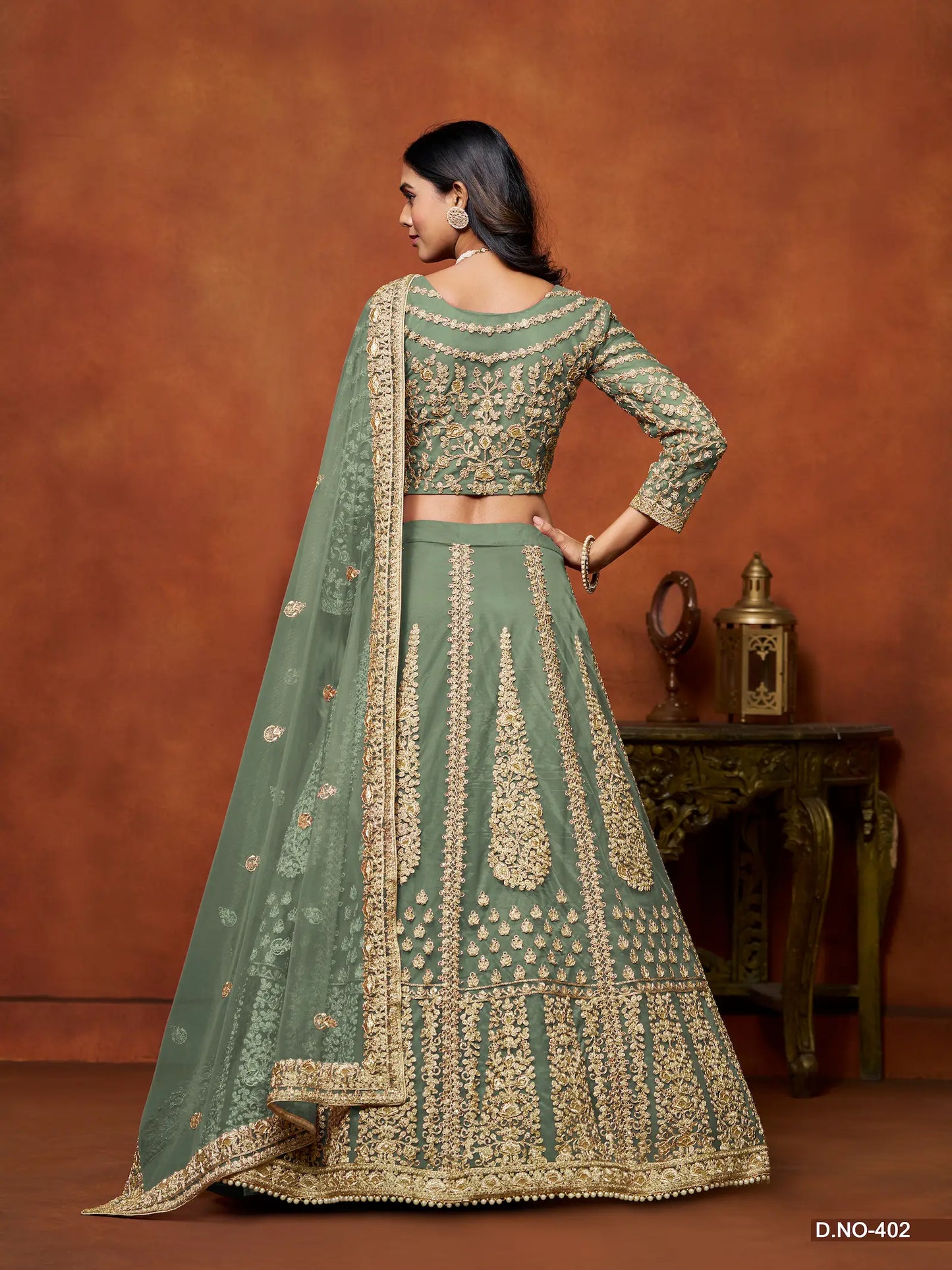 Pistaziengrünes Netz-Lehenga-Choli mit Faden- und Paillettenstickerei